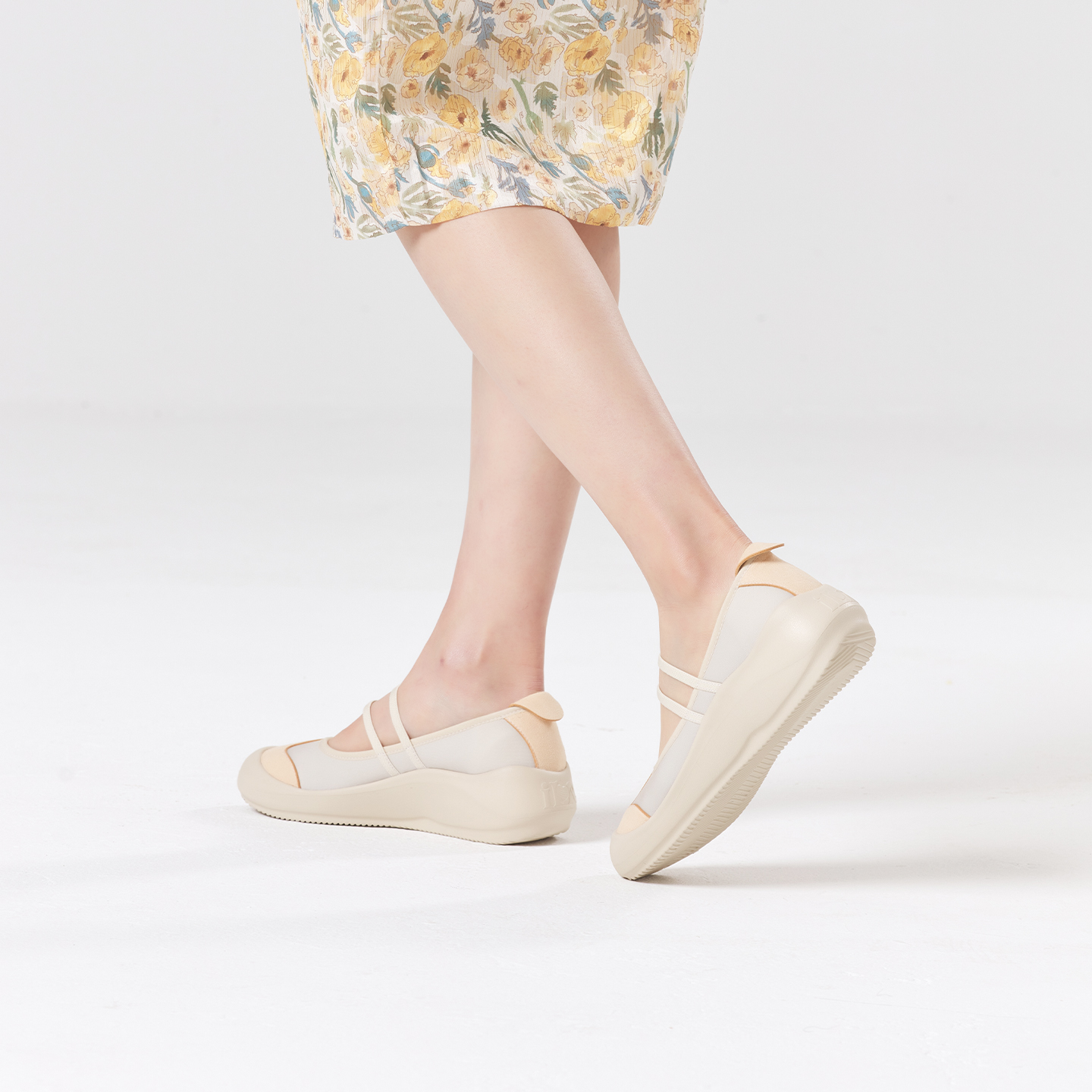 B1015 footwear photo 19