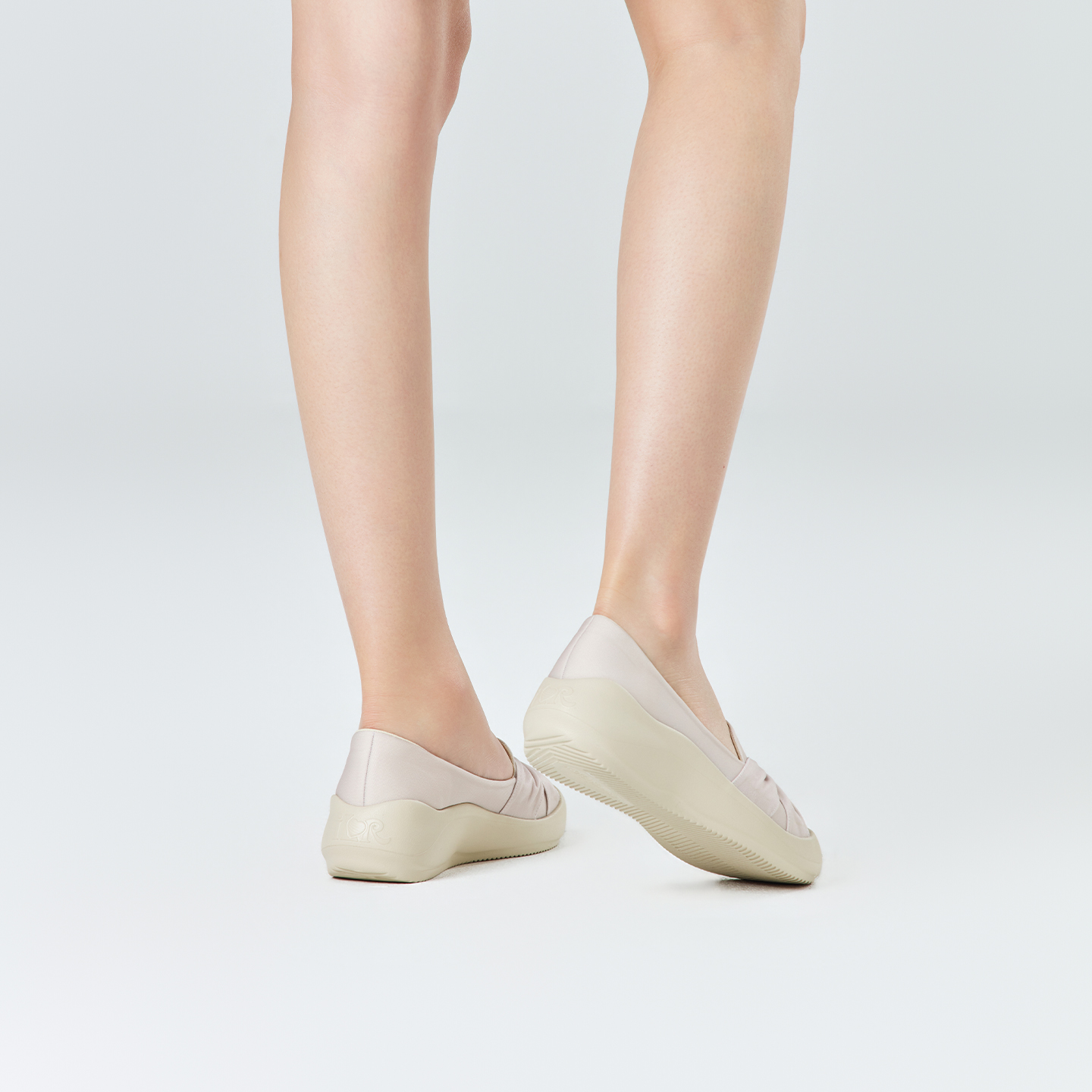 B2010 footwear photo 14