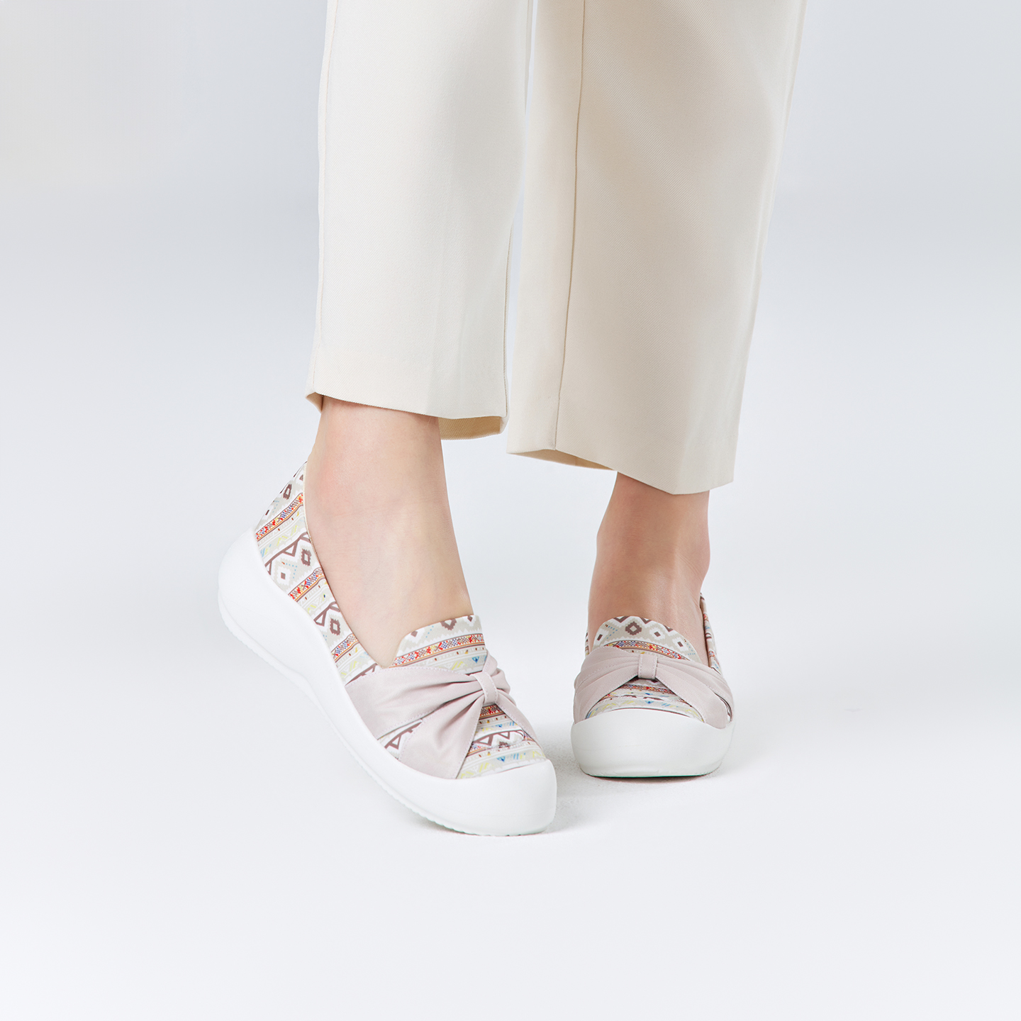 B2010 footwear photo 4