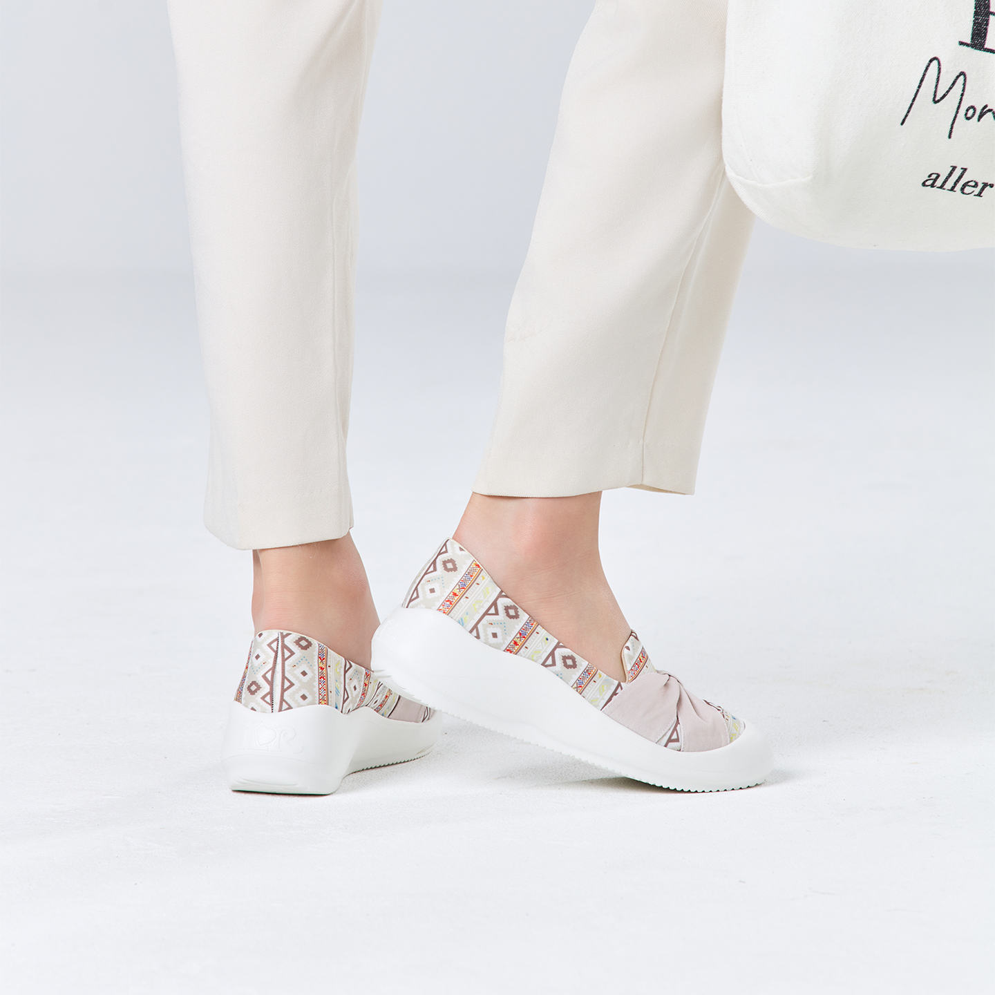 B2010 footwear photo 6